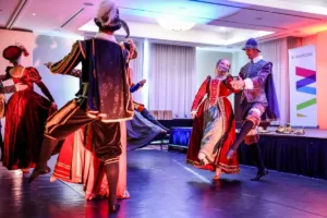 Tancerze w tradycyjnych strojach historycznych prezentują taniec podczas gali Turystyczne Skarby Małopolski