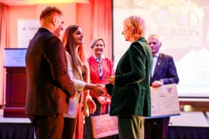 Food Makerzy odbierają statuetkę za najlepszą restaurację od Iwony Gibas, Członka Zarządu Woj. Małopolskiego.