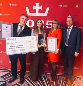 Właściciele zwycięskiej restauracji Food Makerzy oraz Wójt i Zastępca Gminy Czorsztyn, z nagrodami Turystyczne Skarby Małopolski.