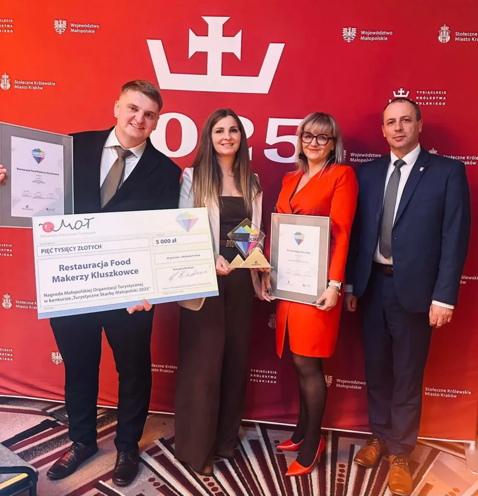 Właściciele zwycięskiej restauracji Food Makerzy oraz Wójt i Zastępca Gminy Czorsztyn, z nagrodami Turystyczne Skarby Małopolski.