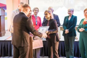 Przedstawiciele Food Makerzów odbieraja dyplom i gratulacje na scenie gali Turystyczne Skarby Małopolski