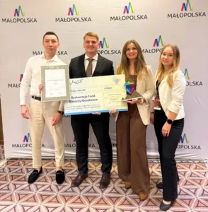 Zwycięski zespół Food Makerzy odbiera nagrodę za najlepszą restaurację w Małopolsce: dyplom i czek na 5000 zł.