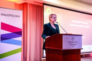 Uroczyste przemówienie podczas gali Turystyczne Skarby Małopolski, gdzie Food Makerzy zostali najlepszą restauracją.