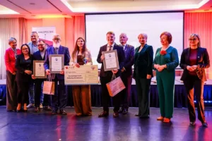 Wręczenie nagrody dla najlepszej restauracji w Kluszkowcach Food Makerzy. Grupa wyróżnionych na scenie z dyplomami