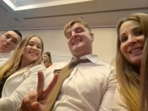 Selfie zespołu Food Makerzy świętującego tytuł najlepszej restauracji .