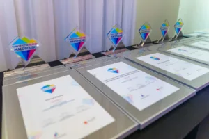 Rząd statuetek i dyplomów Turystyczne Skarby Małopolski, wyróżniający m.in. najlepszą restaurację Food Makerzy.