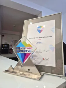 Statuetka i dyplom dla Restauracji Food Makerzy Kluszkowce, najlepszej restauracji w kategorii Oferta Kulinarna.